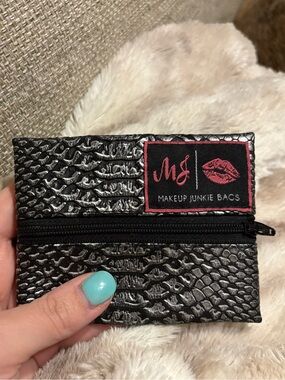 Makeup Junkie Silver Snakeskin 🐍Textured Coin Pouch